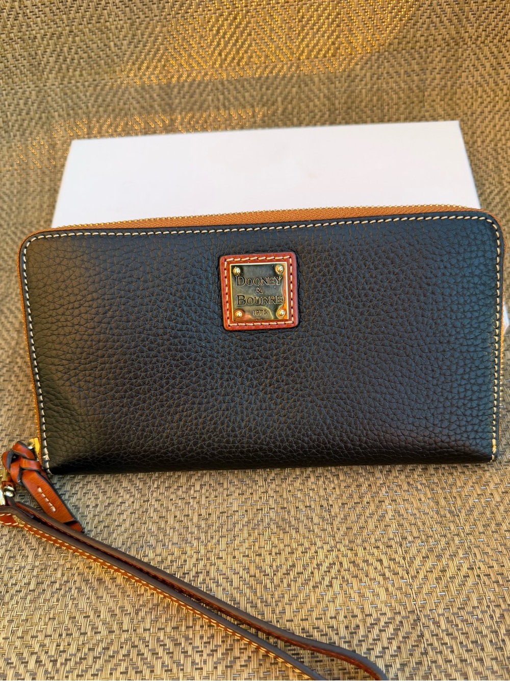 Dooney & Bourke PEBBLE GRAIN LARGE ZIP AROUND WRISTLET Black